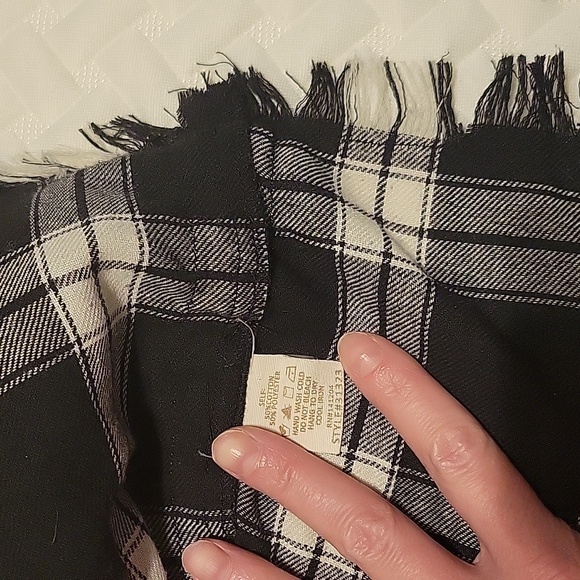 LILYMAES Black Plaid Flannel Button Up - Size M - Picture 3 of 4